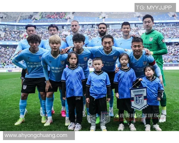 高马尾足球星场上英姿飒爽展现速度力量与优雅并存魅力